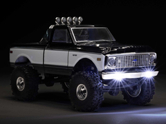 Un'immagine del crawler Axial SCX24 su uno sfondo scuro.