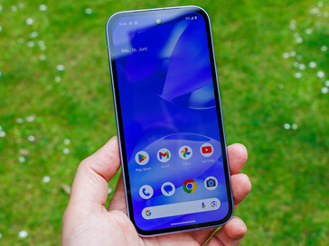 Il Google Pixel 9a all'aperto