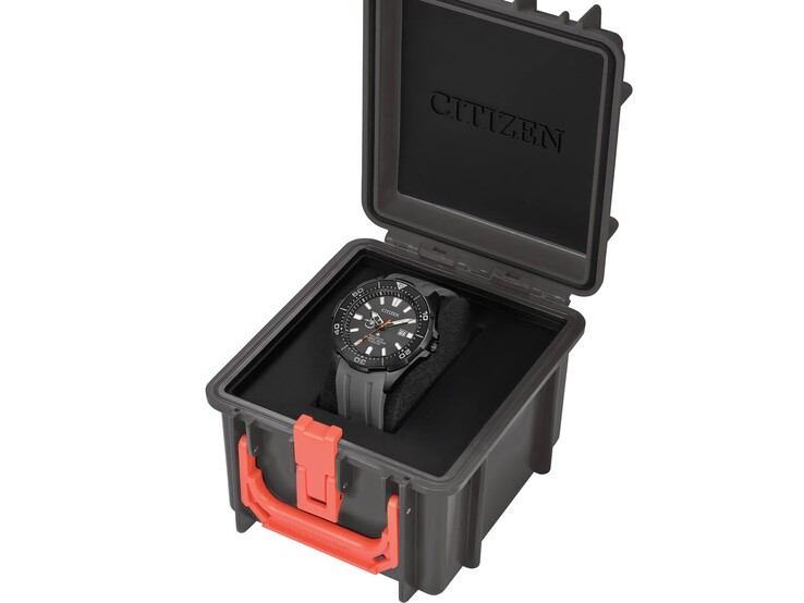 Una scatola porta-attrezzatura Promaster personalizzata di colore grigio, impreziosita da chiusure di colore arancione brillante, contenente il modello Promaster BN0207-06H.