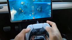 Tesla porta il supporto per il controller PS5 (immagine: kingvally/YT)