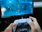 Tesla porta il supporto per il controller PS5 (immagine: kingvally/YT)