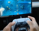 Tesla porta il supporto per il controller PS5 (immagine: kingvally/YT)