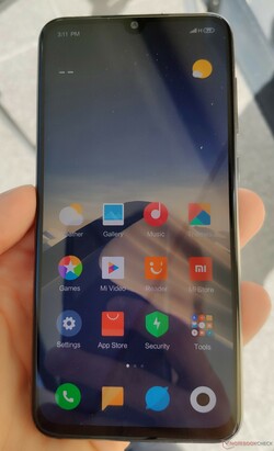 Utilizzo dello Xiaomi Mi 9 SE all'esterno all'ombra