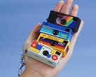 La Kodak Charmera, qui raffigurata in quattro di sette varianti di colore, è davvero una fotocamera portachiavi (Fonte: Kodak)