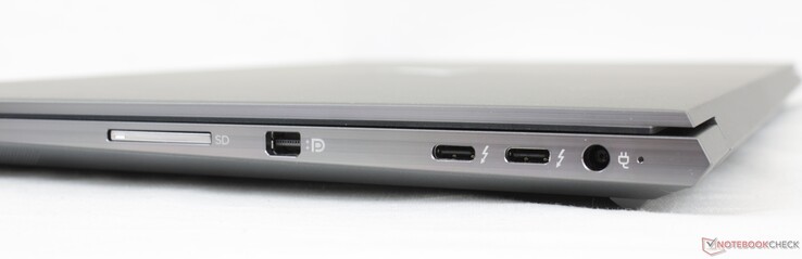 A destra: Lettore di schede SD, Mini-DisplayPort 1.4, 2x USB-C con Thunderbolt 4 PD + DP, adattatore AC