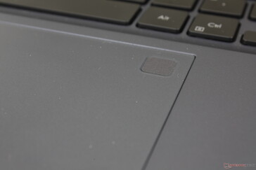 Il lettore di impronte digitali è integrato nel clickpad anziché nel pulsante di accensione