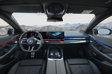 BMW ha seguito la stessa strada di molti produttori di veicoli elettrici per quanto riguarda l'interfaccia utente e il design degli interni. Almeno ci sono ancora i comandi al volante. (Fonte: BMW)
