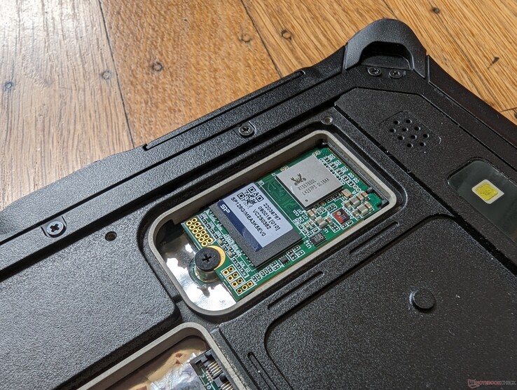 L'unità SSD M.2 2242 è rimovibile, a differenza della maggior parte degli altri tablet