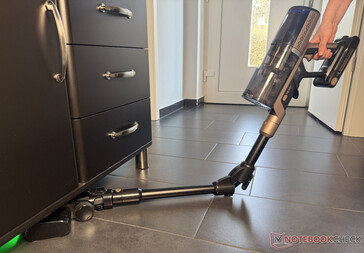 Il tubo pieghevole facilita la pulizia sotto i mobili