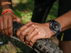 Il Rogbid Apex TS (nella foto) ha una torcia LED integrata per l'uso all'aperto. (Fonte: Rogbid)