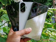 Pageheader Xiaomi lascia intendere lo smartphone Poco F7 con le prime immagini e il video unboxing autorizzati Estratto Xiaomi ha ora rivelato il Poco F7 in tre opzioni di colore per il lancio. Mentre l'azienda mantiene il riserbo sulle specifiche per ora, la Poco F7 Limited Edition ha dato un assaggio di ciò che arriverà dalla terza e probabilmente più economica edizione della serie Poco F7. Parole chiave Xiaomi, Xiaomi Poco F7, Poco F7, Android, smartphone, Qualcomm, Qualcomm Snapdragon Intestazione dell'immagine Abbiamo già in mano il Poco F7 con le sue tre opzioni di colore di lancio. (Fonte immagine: Notebookcheck) #testo Xiaomi ha tolto il velo al Poco F7 prima del suo debutto completo il 24 giugno. Come abbiamo già detto, l'azienda si è impegnata a offrire il dispositivo non solo in India, ma anche a livello globale. Tra l'altro, una prova del primo è apparsa su Geekbench. In vista della prossima settimana, Xiaomi ci ha permesso di pubblicare le foto del Poco F7 nei suoi tre colori di lancio. Da queste, possiamo confermare che il dispositivo presenta una struttura in metallo con pulsanti corrispondenti e un alloggiamento per la fotocamera accattivante. Anche se l'aspetto potrebbe far pensare il contrario, i flash verdi su ogni obiettivo sono puramente decorativi e non sono LED attivi. Nel frattempo, sembra che anche la versione Limited Edition sia destinata a un rilascio globale. Con una finitura quasi traslucida, il modello Limited Edition rivela anche che il Poco F7 sarà dotato di un chipset Qualcomm Snapdragon e di una fotocamera primaria da 50 MP con OIS, come il Poco F7 Pro prima di lui (attualmente 599,99 dollari su Amazon). Purtroppo, non possiamo condividere ulteriori specifiche in questa fase. Consulti il video di TechTablets qui sotto per maggiori dettagli prima dell'evento di lancio di martedì prossimo. Fonte(i): Notebookcheck & TechTablets https://www.youtube.com/watch?v=t-YuUf7rufs Link Amazon https://www.amazon.com/Xiaomi-Tmobile-Global-Unlocked-24117RK2CG/dp/B0F2N4MPTC Articoli collegati Note telaio in metallo, pulsanti in metallo come previsto, l'edizione limitata ha una finitura quasi traslucida