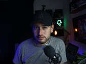 Creatore di contenuti in uno studio domestico dotato di microfono e videocamera, che illustra il Programma Partner di YouTube