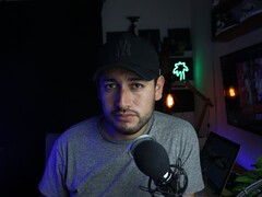 Creatore di contenuti in uno studio domestico dotato di microfono e videocamera, che illustra il Programma Partner di YouTube
