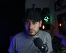 Creatore di contenuti in uno studio domestico dotato di microfono e videocamera, che illustra il Programma Partner di YouTube