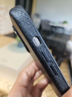 Una custodia Bellroy apparentemente realizzata per l'iPhone 15 Pro Max non è progettata per il nuovo tasto Action. (Fonte: Notebookcheck)