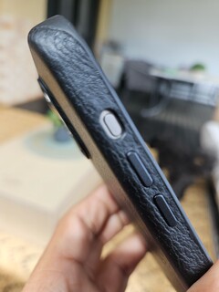 Una custodia Bellroy apparentemente realizzata per l&#039;iPhone 15 Pro Max non è progettata per il nuovo tasto Action. (Fonte: Notebookcheck)