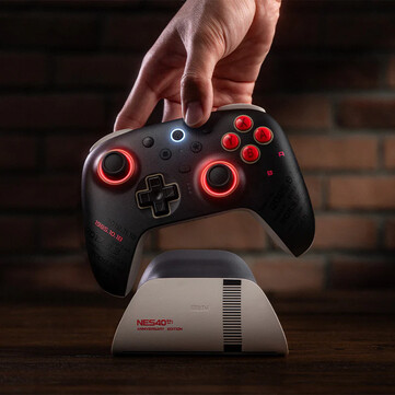 L'8BitDo Ultimate 2 Bluetooth - NES 40th Limited Edition ha una verniciatura personalizzata con date importanti stampate sopra. (Fonte: 8BitDo)