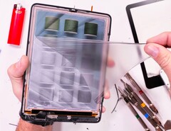 Il display di Kindle Colorsoft ha una superficie in plastica piuttosto morbida (Fonte: JerryRigEverything)