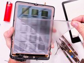 Il display di Kindle Colorsoft ha una superficie in plastica piuttosto morbida (Fonte: JerryRigEverything)