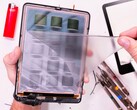 Il display di Kindle Colorsoft ha una superficie in plastica piuttosto morbida (Fonte: JerryRigEverything)
