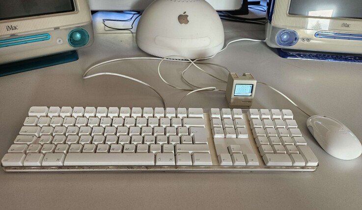Il Pico Mac Nano con tastiera e mouse Apple.