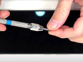 Un test di graffiatura del Samsung Galaxy S24 Ultra con un kit di durezza Mohs indica un progresso nella resistenza ai graffi di Gorilla Glass Armor. (Immagine: PBKReviews)