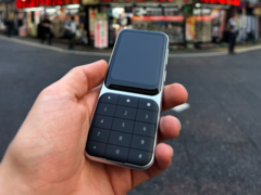 Il Sidephone (nella foto) ha un&#039;esclusiva tastiera intercambiabile che utilizza magneti e clip. (Fonte immagine: Reddit)