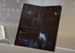 Il Flex In N Out non è un prototipo di Galaxy Z Fold5. (Fonte: Linus Tech Tips)