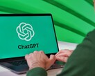 Persona che digita su un computer portatile con il logo di ChatGPT visualizzato sullo schermo