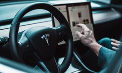 Tesla ha rilasciato l&#039;aggiornamento 2021.44.25, che include miglioramenti al sistema di infotainment. (Fonte: David von Diemar su Unsplash)