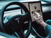 Tesla ha rilasciato l'aggiornamento 2021.44.25, che include miglioramenti al sistema di infotainment. (Fonte: David von Diemar su Unsplash)