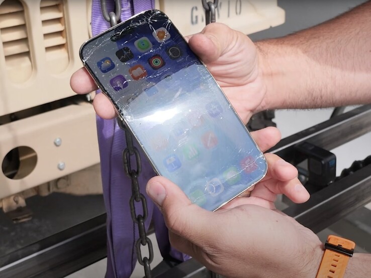 L'iPhone Air ha subito crepe e flessioni nel test estremo, ma ha continuato a funzionare normalmente. (Fonte: JerryRigEverything su YouTube)