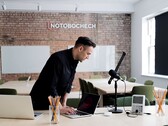 Il nostro autore in un ufficio immaginario di Notebookcheck (fonte immagine: generata da Vidu.com)