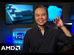 Jack Huynh, SVP e GM di AMD, tiene in mano una CPU da gioco Ryzen.