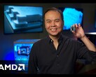 Jack Huynh, SVP e GM di AMD, tiene in mano una CPU da gioco Ryzen.