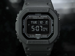 Un primo piano del display di Casio G-Shock GW-BX5600-1A1, raffigurato su uno sfondo scuro.