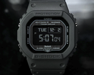 Un primo piano del display di Casio G-Shock GW-BX5600-1A1, raffigurato su uno sfondo scuro.