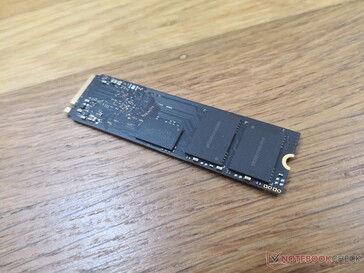 Chip aggiuntivi sul lato inferiore dell'SSD grazie alla grande capacità di 2 TB. Assicuratevi che il vostro sistema host sia in grado di supportare l'altezza extra