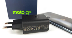 Motorola Moto G52 viene fornito con un caricabatterie.