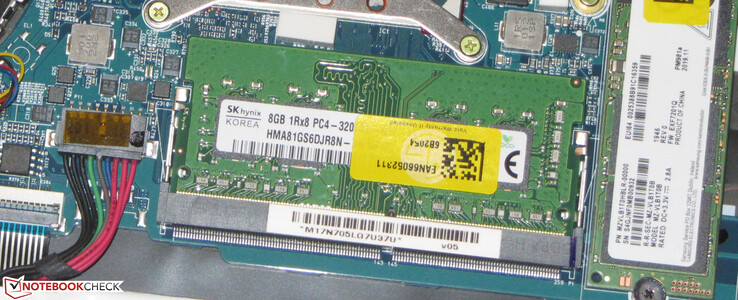 Uno slot della memoria di lavoro del Gram è occupato da un modulo da 8 GB e un altro da 8 GB è saldato. La memoria funziona in modalità dual-channel