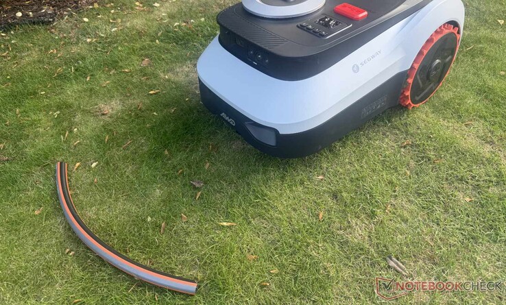 Durante i test, il Navimow i2 LiDAR Pro ha rilevato in modo affidabile il pezzo di tubo da giardino.