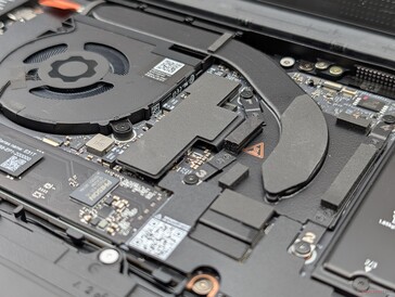 La piccola soluzione di raffreddamento ci preoccupa un po' per il rumore della ventola, che è stato un punto dolente del Laptop 13.5 originale