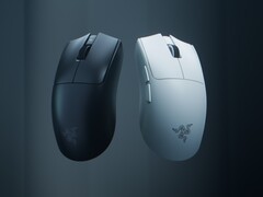 Il mouse da gioco wireless Razer Viper V4 Pro viene mostrato in bianco e nero