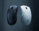 Il mouse da gioco wireless Razer Viper V4 Pro viene mostrato in bianco e nero