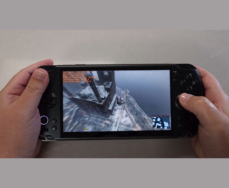 Primo piano del palmare GPD Win 5 che esegue Spider-Man con la sovrapposizione del benchmark visibile sullo schermo. (Fonte immagine: The Phawx via YouTube)