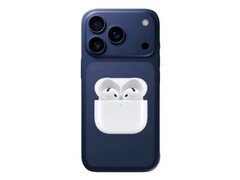 Rendering non ufficiale di iPhone 17 Pro con AirPods 4. (Fonte immagine: @Skyfops su X e Apple, modificato)