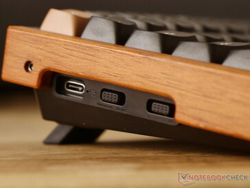 Gli interruttori hardware di Keychron K4 HE per le modalità OS e di connettività.