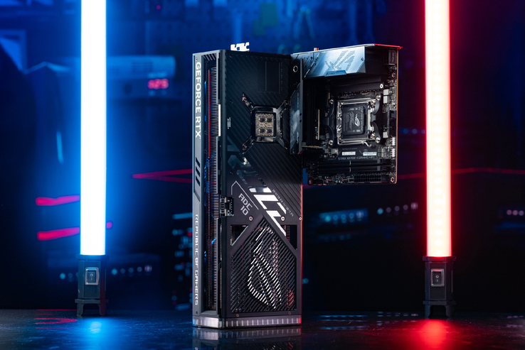 Asus GeForce RTX 4090 accanto a una scheda madre mini-ITX (immagine via Asus)