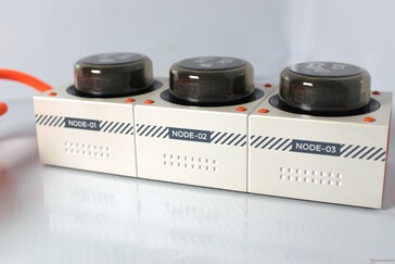 ... e "Nodo 01", "Nodo 02" e "Nodo 03" dall'altro.