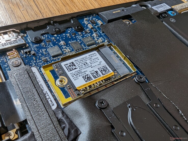 Latitude il 7440 utilizza unità SSD M.2 2242 più corte invece delle dimensioni standard 2280